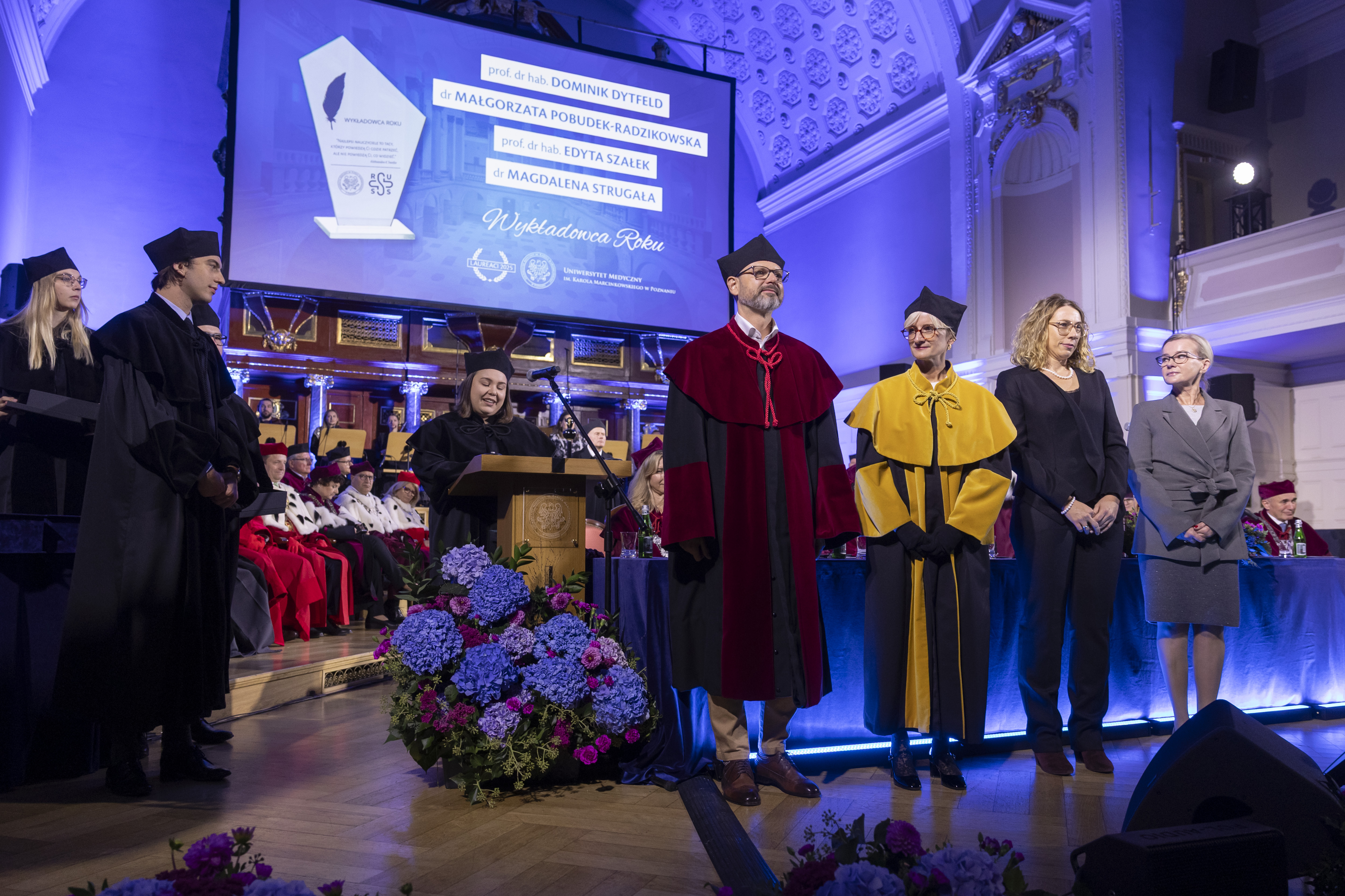 Prof. dr hab. n. med. i n. o zdr. Edyta Szałek odbiera nagrodę Wykładowcy Roku Wydziału Farmaceutycznego podczas inauguracji roku akademickiego Uniwersytetu Medycznego im. Karola Marcinkowskiego w Poznaniu.